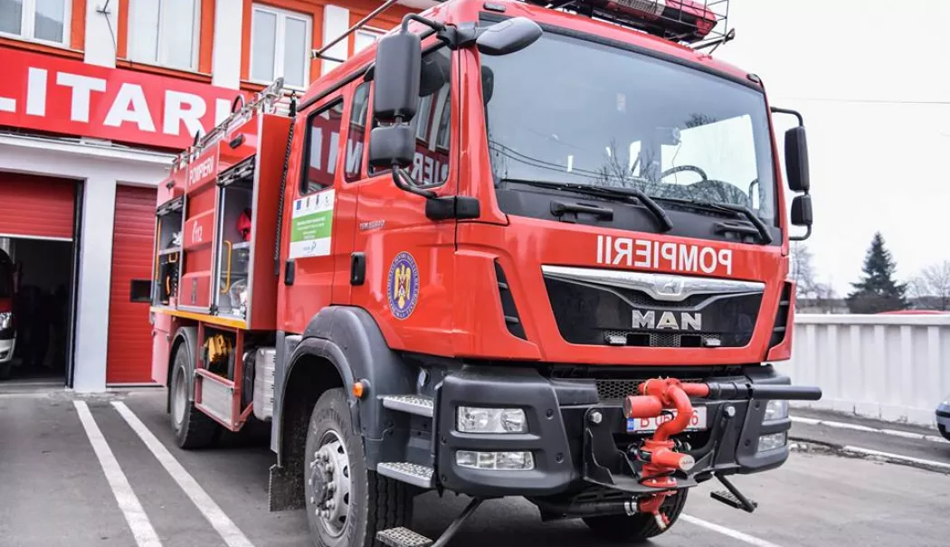 UPDATE Panica într-un bloc din Constanța! Zeci de persoane s-au autoevacuat din cauza unui incendiu