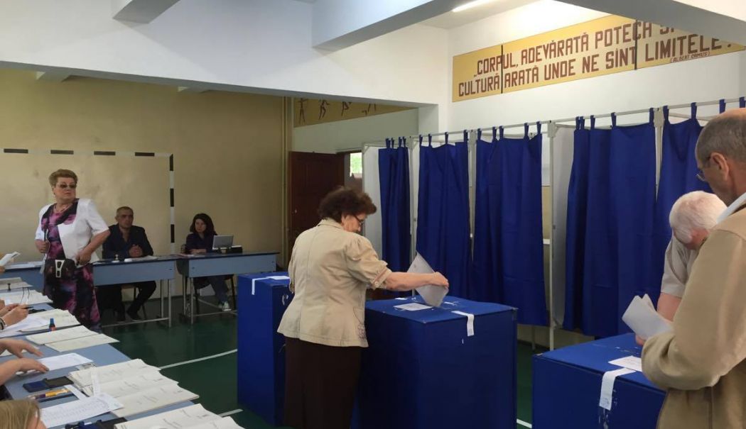 S-a prezentat cu două acte de identitate, a introdus două buletine de vot în urnă şi s-a ales cu dosar penal