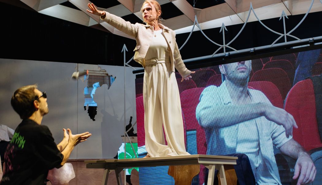 Teatrul Excelsior prezintă ”Două ore cu pauză”, pe scena Casei de Cultură - doua-ore-cu-pauza--vlad-catana-1-1724567014.jpg