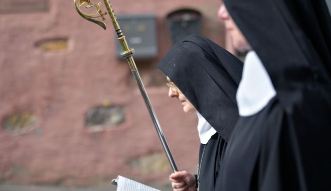 Două călugărițe au furat o sumă colosală. Ce  au făcut cu banii - douacalugarite-1544363249.jpg