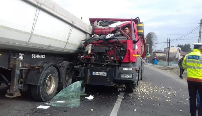 Imagini incredibile! Grav accident rutier pe DN3, cu două camioane implicate - douacamioanesauciocnitviolentped-1552558932.jpg