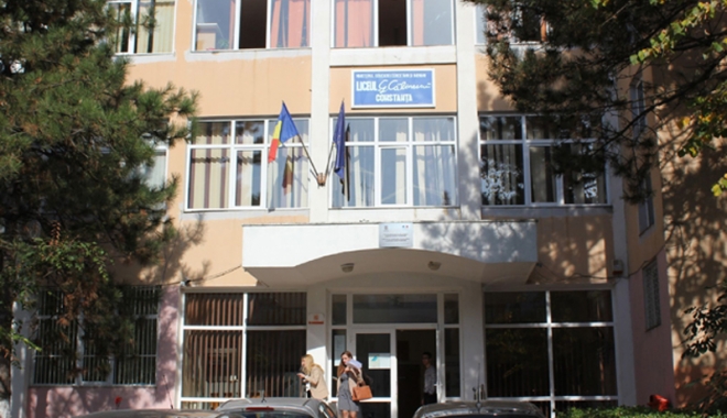 Două eleve de la 