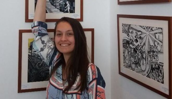 Două eleve de la Colegiul 