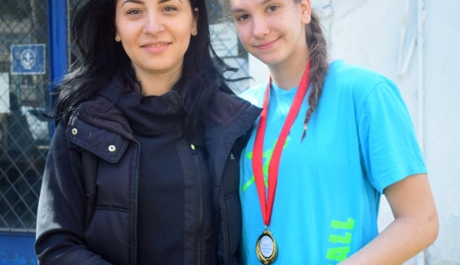 Două handbaliste de la CSS 1 Constanța, în pregătire cu lotul național U17 - douajucatoare-1499275027.jpg
