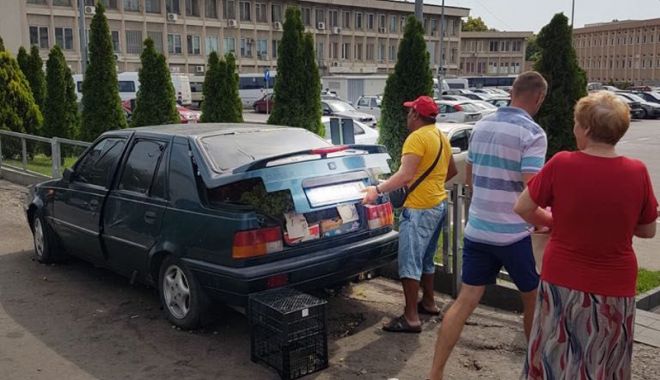 Două mașini, confiscate de Poliția Locală de la vânzătorii ambulanți din Piața Tomis III - douamasiniconfiscatepolitialocal-1532011722.jpg