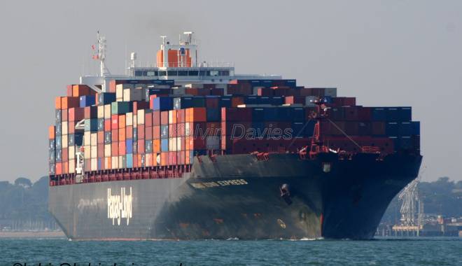 La un pas de tragedie! Două nave s-au ciocnit, încercând o depășire - douanave-1446131249.jpg