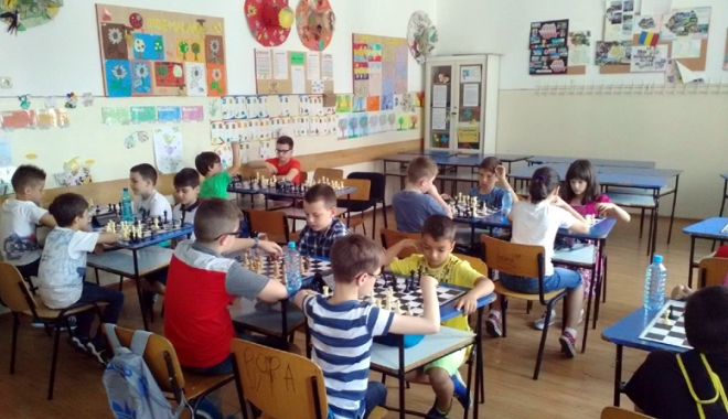 Două școli din Constanța au mutat inspirat - douascoli-1465747337.jpg