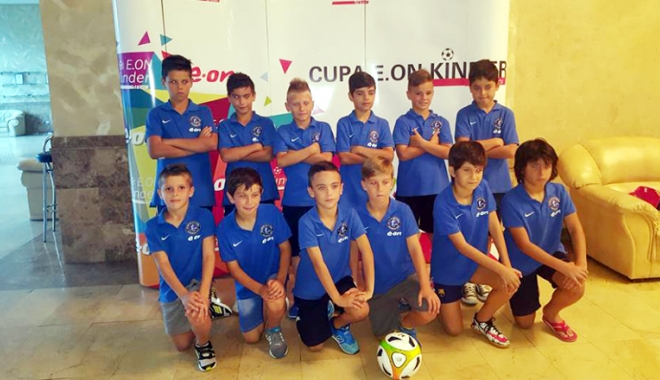 Două trofee pentru Academia Hagi, la E-on Kinder 2016 - douatrofee-1472744207.jpg
