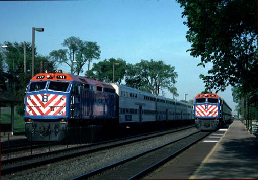 Un tren de marfă a deraiat și a sărit în aer în Illinois, o localitate a fost evacuată - downers-1318004224.jpg