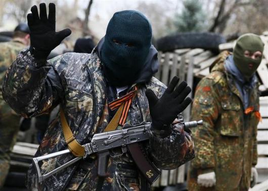 Locuitorii din Slaviansk se aprovizionează cu apă din fântâni arteziene și se spală în râu - download-1402570419.jpg