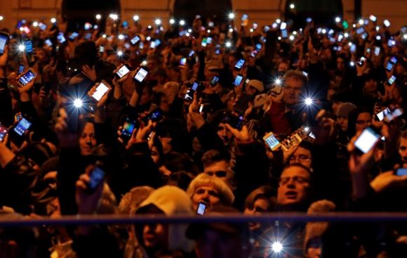 Mii de manifestanți au protestat la Budapesta față de taxa pe Internet - download-1414411350.jpg