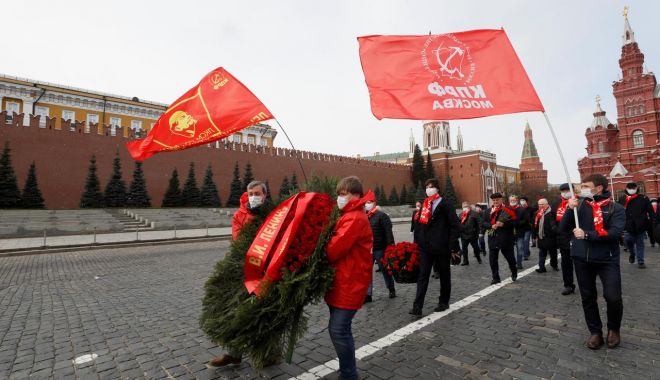 Zeci de comuniști ruși au sfidat miercuri restricțiile pentru a depune flori la mausoleul lui Vladimir Lenin - download-1587570531.jpg