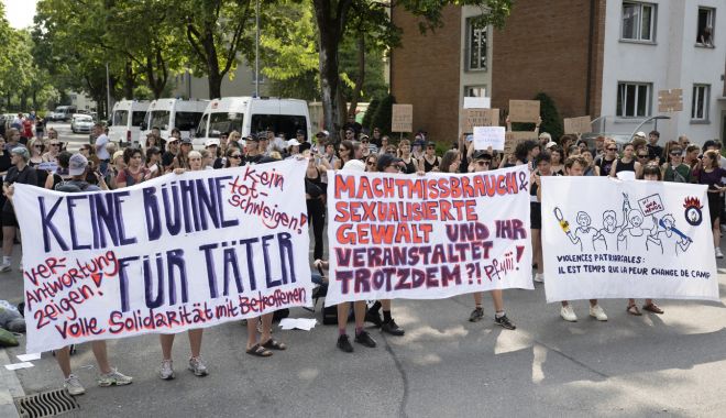 Manifestații la Berna înaintea unui concert al trupei Rammstein - download-1687086416.jpg