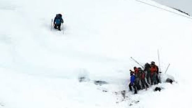 O româncă a fost îngropată de avalanșă pe pârtia de schi. Femeia este grav rănită - download57399100-1547888792.jpg