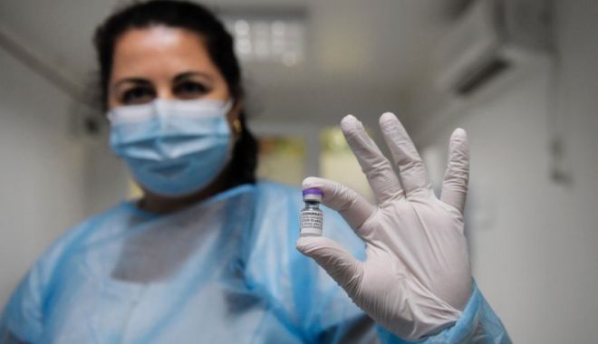 Primii români imunizați cu cea de-a treia doză de vaccin anti-COVID au fost medicii din Timișoara - doza3-1632839463.jpg