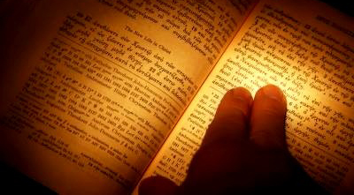 Roma: Un român a dat foc unei Biblii în fața lui Papa Benedict - dp1772366-1319373760.jpg