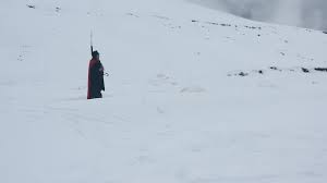 Un turist deghizat în Dracula, încălzit cu pălincă, a fost oprit de salvamontiştii din Buşteni: 