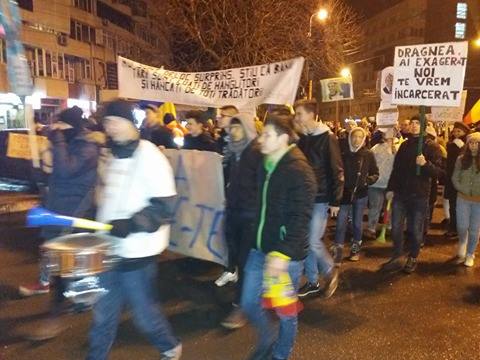A ȘASEA ZI DE PROTESTE LA CONSTANȚA / Mii de oameni cer plecarea Guvernului Grindeanu / Galerie foto-video - dragnea-1486317700.jpg