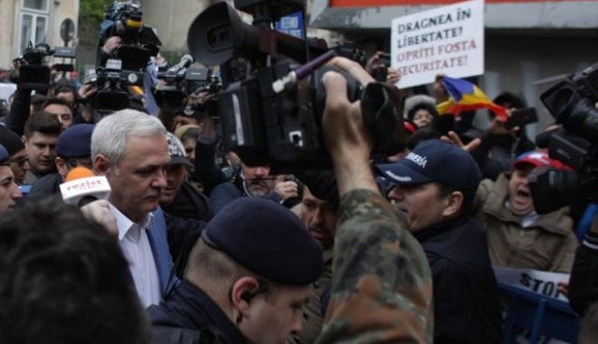 Mesajul Jandarmeriei, după ce protestatarii au aruncat cu apă spre Liviu Dragnea - dragneainaltacurte15aprilieinqua-1555330995.jpg