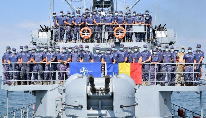 Marinarii militari de pe dragorul 