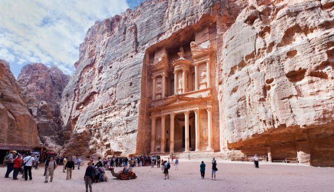 Drapelul României arborat la Petra, iar podul Abdoun din Amman, iluminat în tricolor - drapel-1638283520.jpg