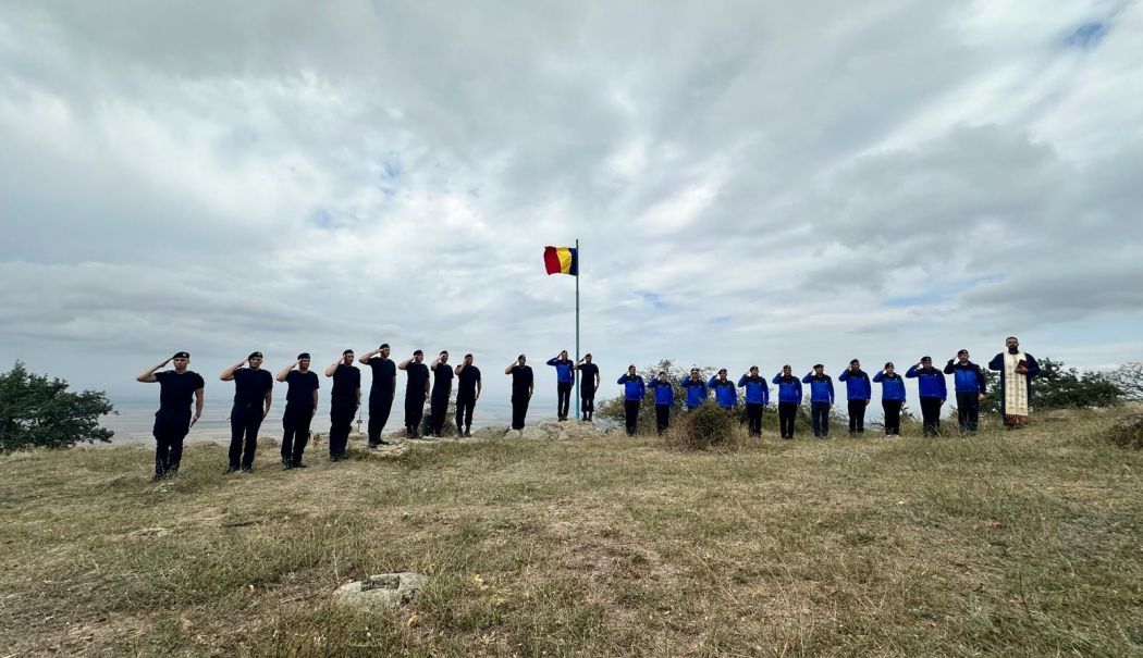 Drapelul României, arborat de jandarmi pe cel mai înalt vârf din Munţii Măcinului