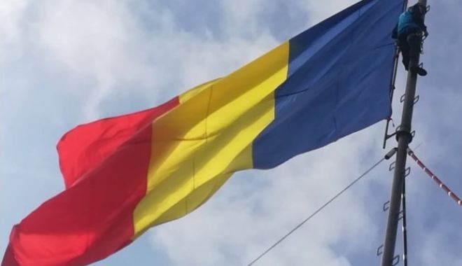 Drapelul de pe Tâmpa, înlocuit inainte de venirea iernii - drapeljpg-1633958041.jpg