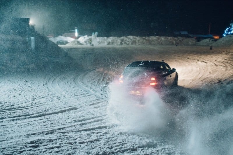 Drifturi pe zăpadă, sancționate dur. Șofer amendat și rămas fără permis