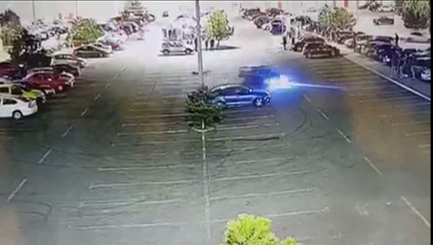IMAGINI incredibile cu șoferul care făcea drifturi în parcarea unui complex comercial - drifturi128372000-1523168105.jpg