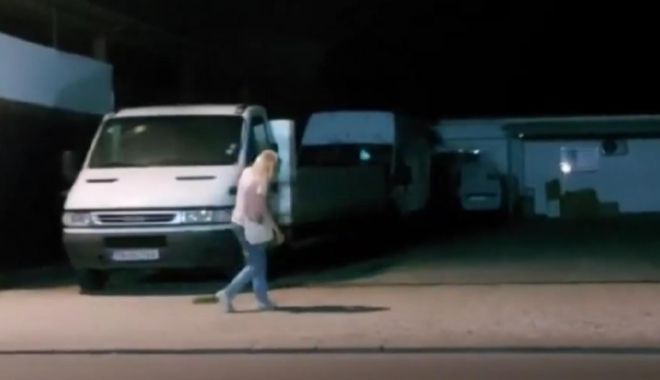 VIDEO. SCENE ȘOCANTE. O tânără care a consumat droguri, filmată în timp ce cade pe stradă
