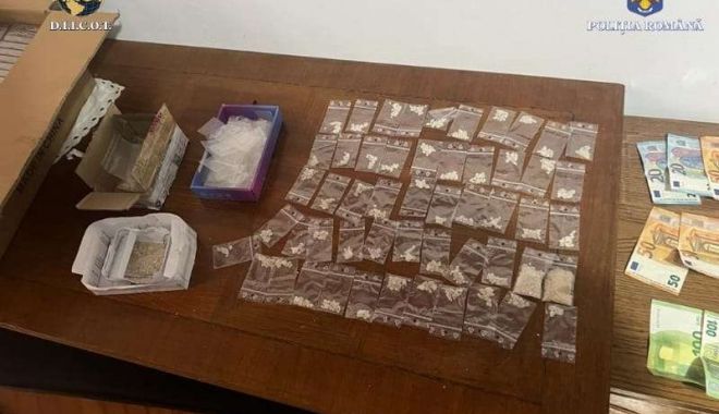 Traficant de droguri, arestat preventiv; a fost prins cu zeci de grame de cristal în maşină