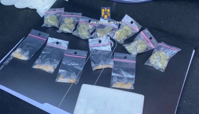 Mai multe plicuri cu droguri au fost găsite de poliţişti asupra unor tineri