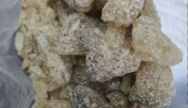 La numai 16 ani, cercetat pentru introducerea în ţară a unor droguri de mare risc