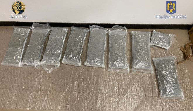 Droguri la pachet, primite din Spania! Doi români, prinși în timp ce ridicau un colet cu 9 kg de cannabis - droguri-1680968598.jpeg