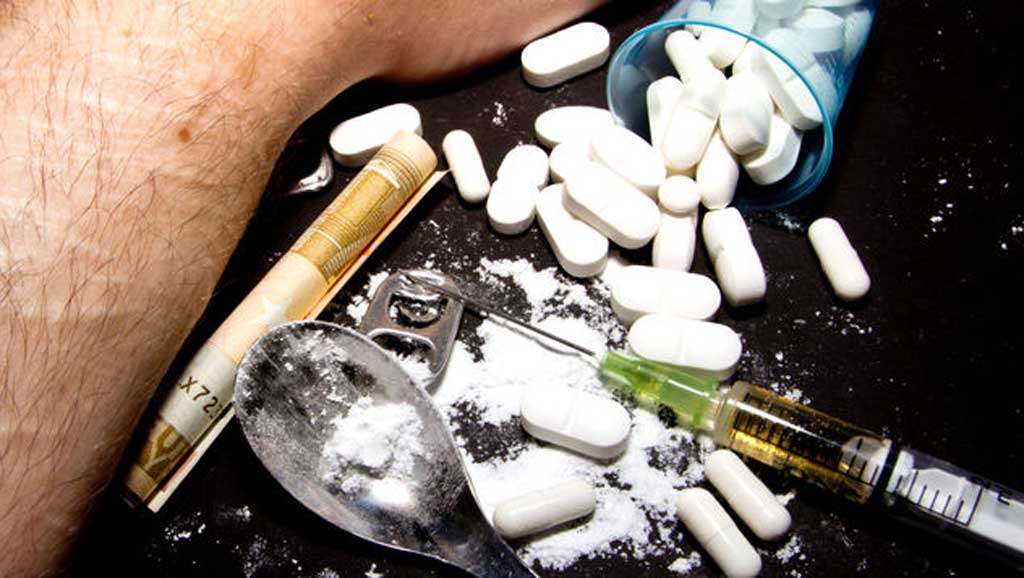Dealer prins de DIICOT cu „meniul complet”: ecstasy, cocaină, cristal și timbre LSD - droguri-1771610914.webp