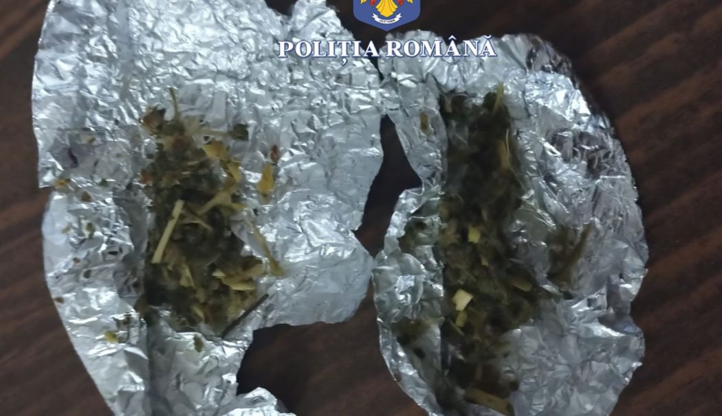 Prins cu drogurile în buzunar, în plină zi - droguri-pe-tomis-1734280002.jpg