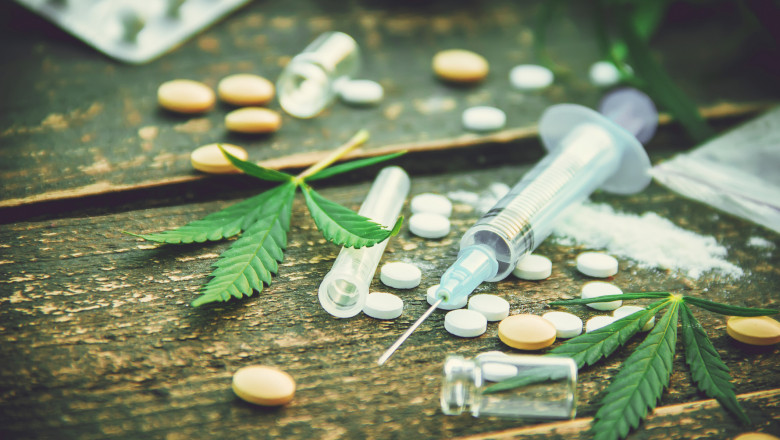 Cinci traficanți de droguri au fost arestați după ce au vândut canabis și cocaină - droguri2-1782390857.webp