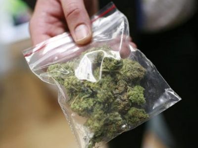 Vindea droguri în cartierul Medeea - droguricannabis-1345810530.jpg