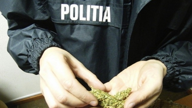 Maior SRI, reținut de DIICOT pentru trafic de droguri - drogurisri38262300-1503063727.jpg