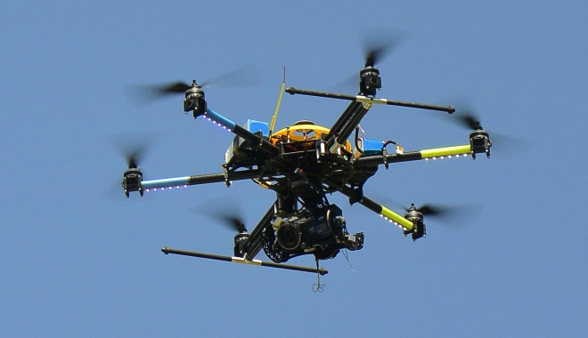 CAPTURĂ IMPRESIONANTĂ. O dronă cu droguri, surprinsă deasupra penitenciarului - drona-1488204533.jpg