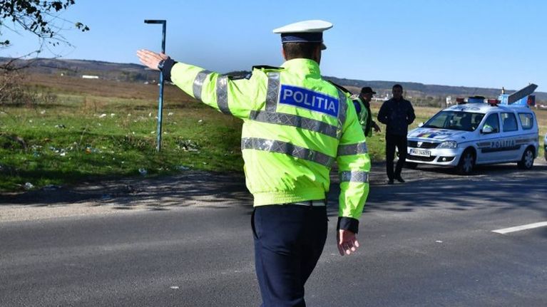 Doi tineri au vrut să mituiască un poliţist cu 10.000 de euro ca să nu fie testaţi cu Drugtest-ul. Ce consumase şoferul