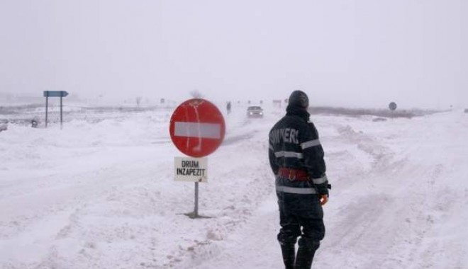 Iași: 12 drumuri județene blocate din cauza ninsorii - drum-1357572166.jpg