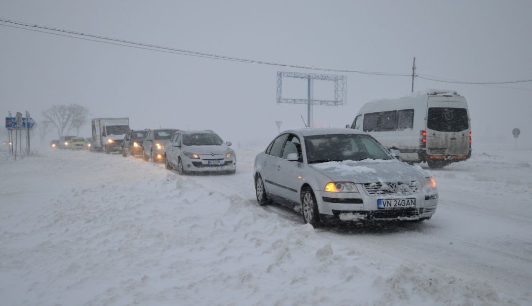 Condiţii de iarnă grea pe drumurile spre principalele staţiuni montate. La ce trebuie să se aştepte şoferii - drum-munte-1735124789.jpg
