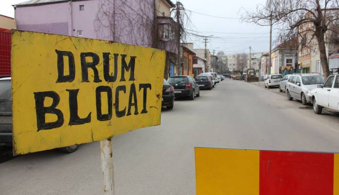 Atenție, se lucrează pe mai multe străzi din Constanța! - drumblocat-1432035952.jpg