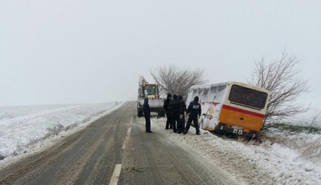 Este JALE în județ! Drumuri blocate, mașină intrată în pom și autobuz blocat pe câmp - druminchis2bun-1516263549.jpg