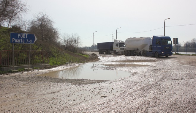 Traficul auto de mărfuri spre portul Constanța e în pericol de blocaj total! - drumurispreport1-1365188545.jpg