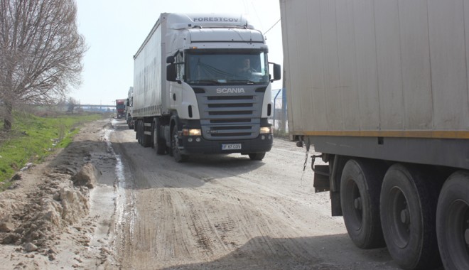 Traficul auto de mărfuri spre portul Constanța e în pericol de blocaj total! - drumurispreport3-1365188634.jpg