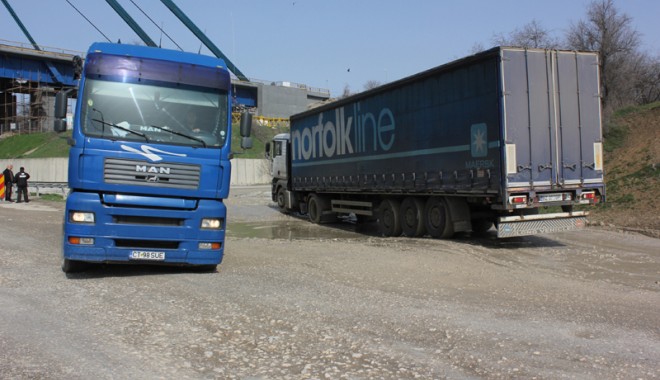 Traficul auto de mărfuri spre portul Constanța e în pericol de blocaj total! - drumurispreport6-1365188647.jpg