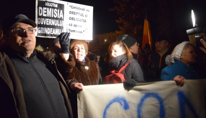 Galerie foto / Cel mai amplu protest din ultimii 26 de ani. Sediul PSD Constanța, baricadat de mascați. Număr record de manifestanți! - dsc0001-1485987226.jpg