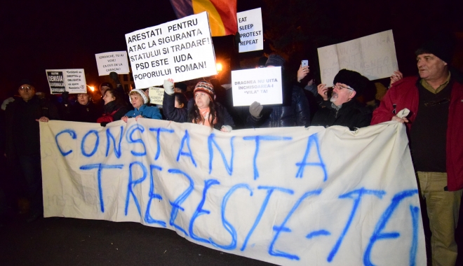 Galerie foto / Cel mai amplu protest din ultimii 26 de ani. Sediul PSD Constanța, baricadat de mascați. Număr record de manifestanți! - dsc0018-1485987245.jpg